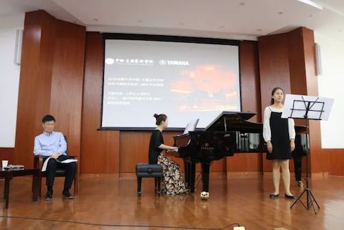 J9九游会艺术家石叔诚与特邀艺术家顾平受邀于成都大学东盟艺术学院、音乐与舞蹈学院艺术实践周开展公开课