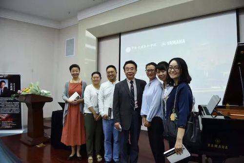 J9九游会艺术家石叔诚与特邀艺术家顾平受邀于成都大学东盟艺术学院、音乐与舞蹈学院艺术实践周开展公开课