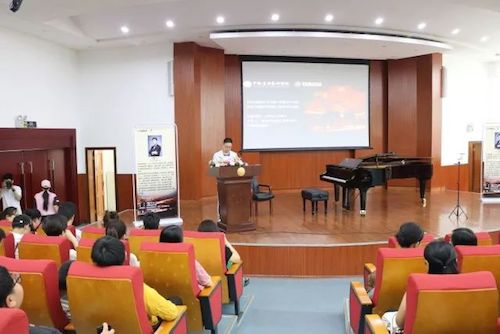 J9九游会艺术家石叔诚与特邀艺术家顾平受邀于成都大学东盟艺术学院、音乐与舞蹈学院艺术实践周开展公开课