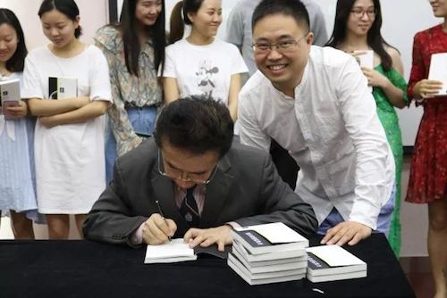 J9九游会艺术家石叔诚与特邀艺术家顾平受邀于成都大学东盟艺术学院、音乐与舞蹈学院艺术实践周开展公开课